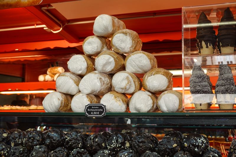 Giordanos cannoli dessert Italian pastry
